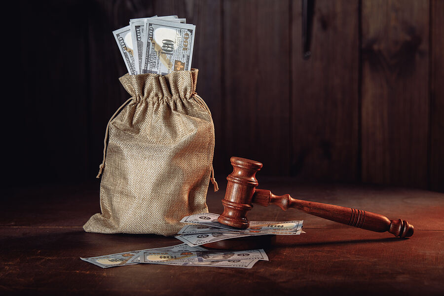 How much do lawyers get in a settlement